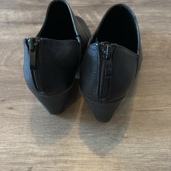 CL Laundry faux snakeskin ankle booties size 9 - Picture 3 of 7